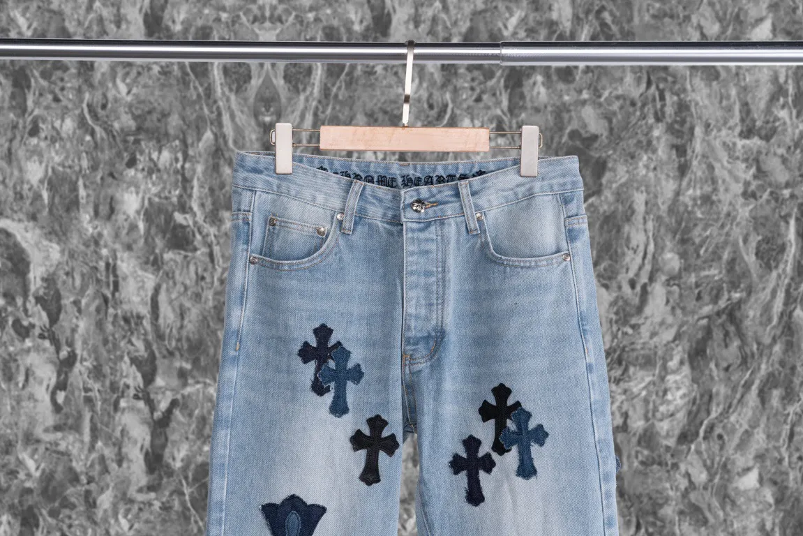 P290 [Evergreen model, top version] Chrome Hearts blue jeans, multi-leather label work jeans, ch jeans. The jeans need to be washed and then disassembled and hand-stitched with sheepskin cross leather and then spliced ​​together. The whole piece has too many craftsmanship to describe. The cabinet price is 12W+ level, patchwork cross flower embellishment, high-waisted washed jeans! ! Absolutely high-end luxury products, 6W+ level god-level items, super popular products, made with top heavy industry, a magic weapon that cannot be missed. About Kroxin This is an extremely luxurious fashion brand, which can also be called the aristocrats of the high street. It has always been an exclusive brand for some hipsters or rich second generation. Compared with ordinary high streets, it is more luxurious and noble. Compared with luxury brands, it has a more fashionable personality and has always been a brand that I have a special liking for. Style number: 1565# Color: blue Size: 28 30 32 34 36